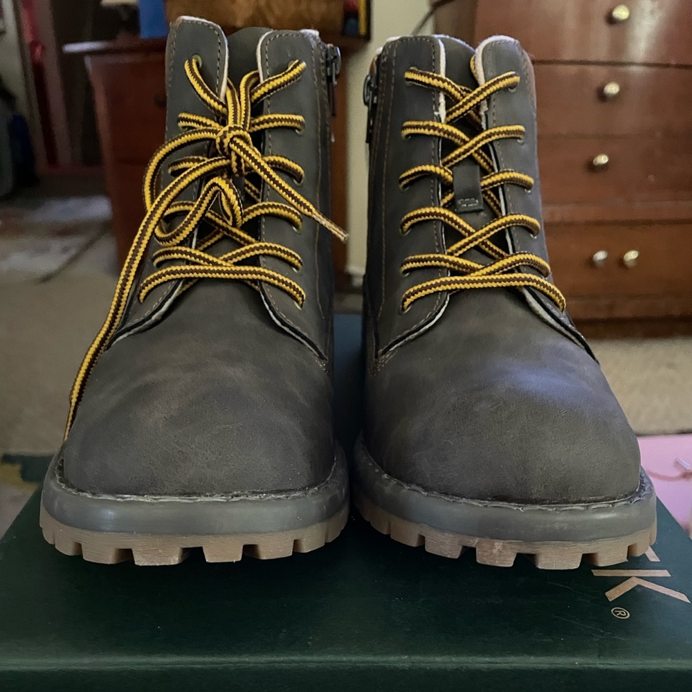 Boy’s BNWOT Highlands Creek Boots with zipper closure